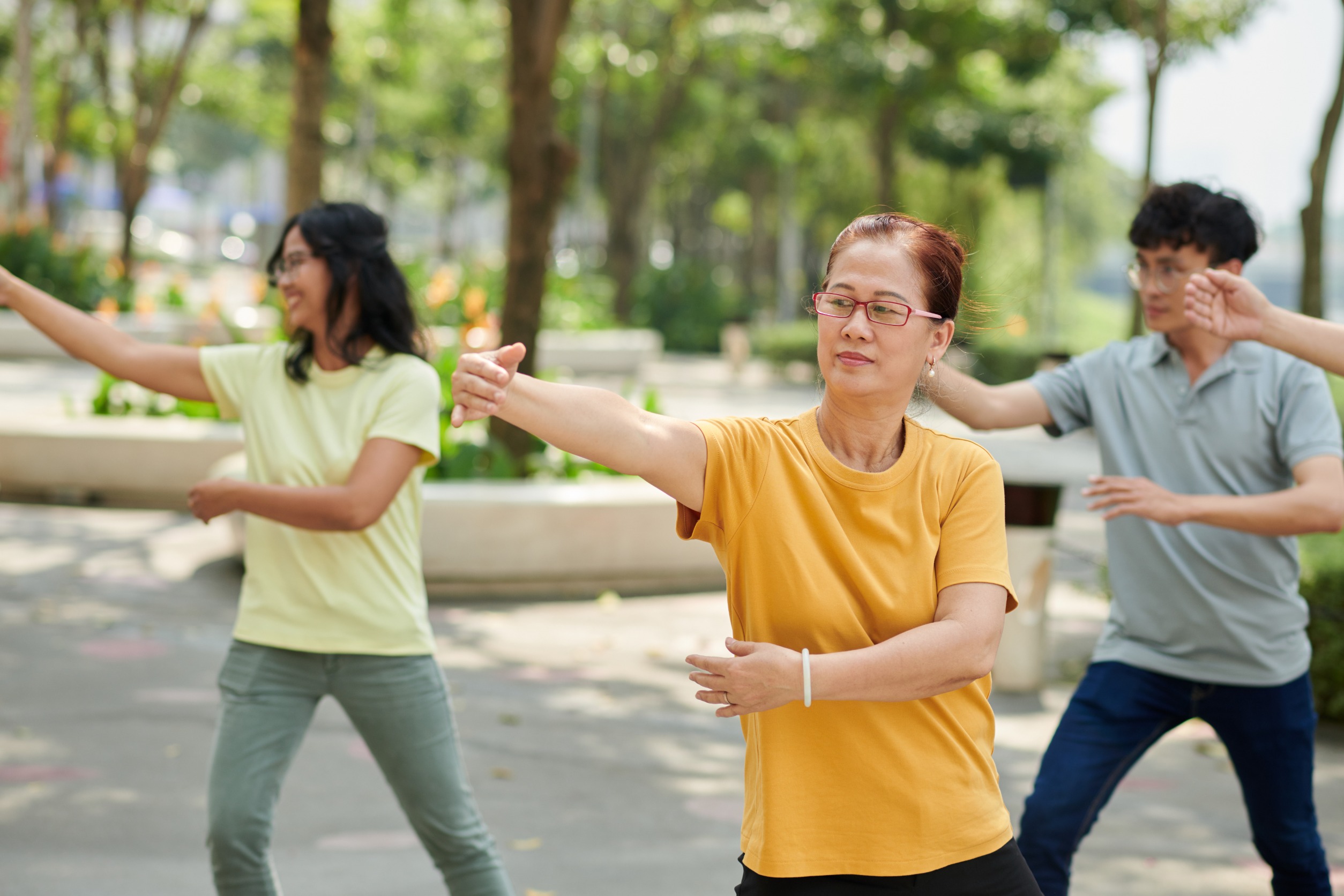 Gente practicando tai chi al aire libre